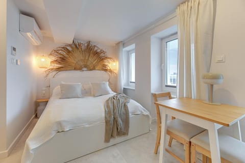 Bed, Photo of the whole room, Decorative detail, Bedroom, Area and facilities, air conditioner