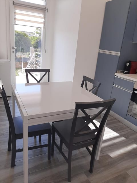 Kitchen or kitchenette, Seating area