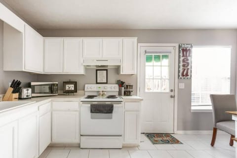 Coffee/tea facilities, Kitchen or kitchenette, Dining area, dishwasher, minibar, pet friendly, stove, toaster