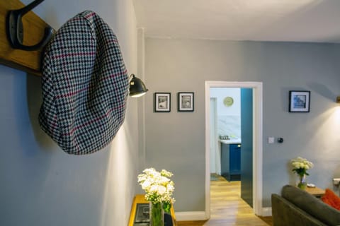 Cosy 2-Bed Cottage in a World Heritage Village House in Bradford