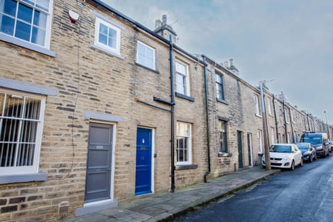 Cosy 2-Bed Cottage in a World Heritage Village House in Bradford