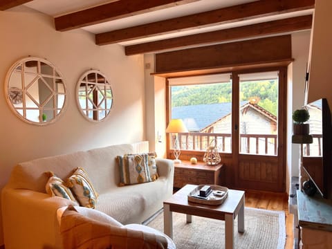 TV and multimedia, Living room, Seating area, Dining area, Mountain view