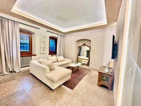 TV and multimedia, Living room, Seating area, internet