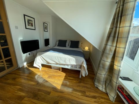 Largs Top Floor Flat Apartment in England