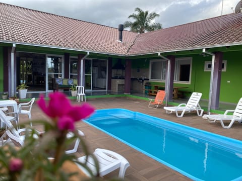 Property building, Patio, Day, Pool view, Swimming pool, Swimming pool, sunbed