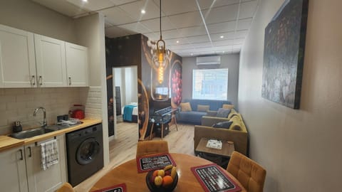 Kitchen or kitchenette, Living room, Seating area, Dining area, washing machine