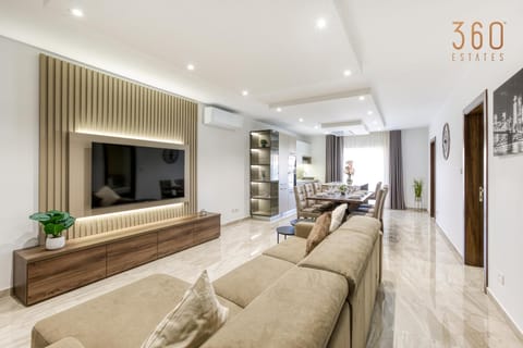 Bed, TV and multimedia, Kitchen or kitchenette, Living room, Photo of the whole room, Seating area, Bedroom