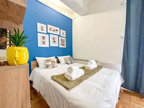 Bed, Bedroom, towels