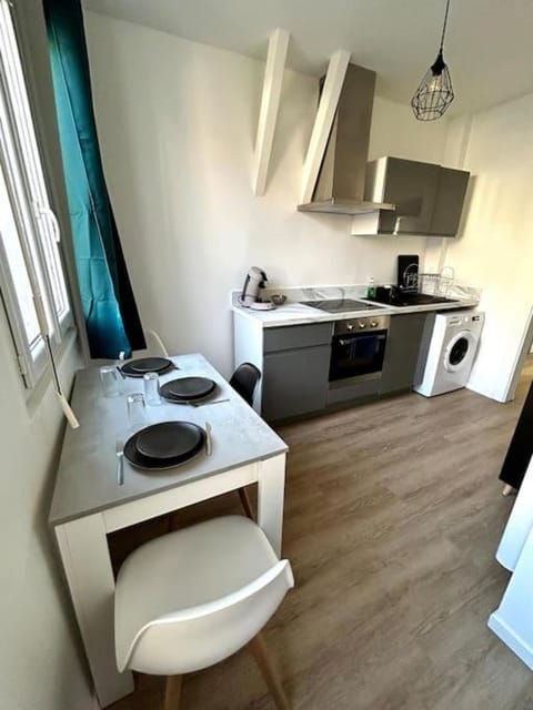 Kitchen or kitchenette, Dining area, oven, toaster