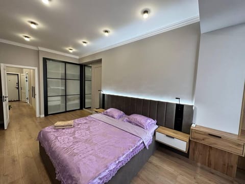 Bed, TV and multimedia, Bedroom, wardrobe