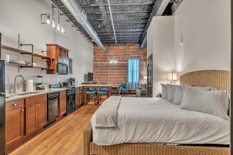 Bed, Kitchen or kitchenette, Living room, Photo of the whole room, Seating area, Dining area, Bedroom, stove
