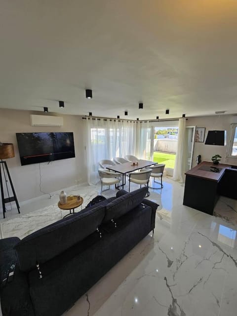 Communal lounge/ TV room, TV and multimedia, Living room, Dining area