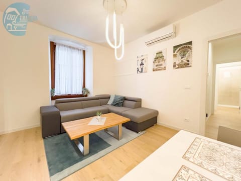 Piazza della Borsa 3B Tirabora Short Rent Apartment in Trieste