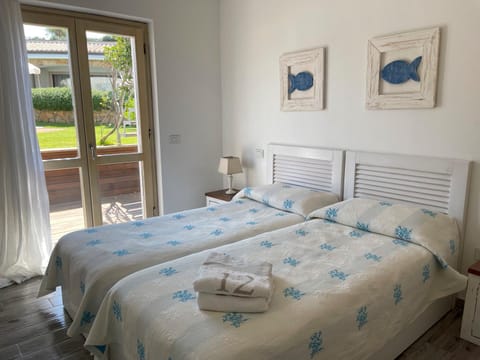 Photo of the whole room, Bedroom, towels