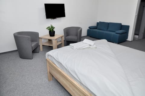 Bed, TV and multimedia, Photo of the whole room, Seating area, Bedroom, towels