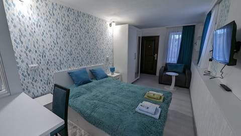 TV and multimedia, Living room, Photo of the whole room, Seating area, hair dresser