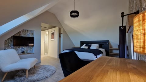 Bed, TV and multimedia, Photo of the whole room, Bedroom