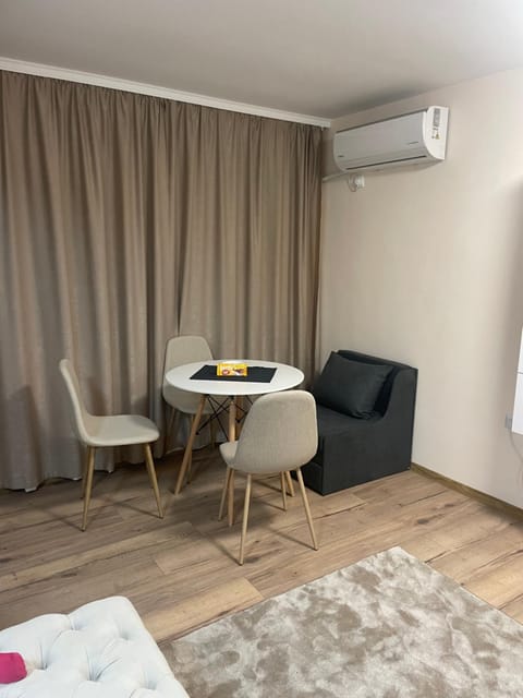 Bed, Living room, Seating area, Dining area, air conditioner