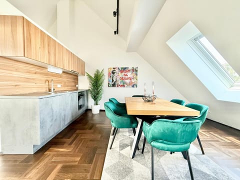 Kitchen or kitchenette, Living room, Seating area, Dining area
