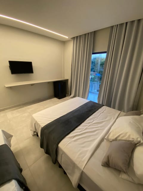 Bed, TV and multimedia, Photo of the whole room, Bedroom