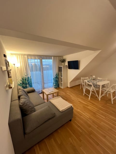 Communal lounge/ TV room, TV and multimedia, Living room, Seating area, Dining area, Evening entertainment