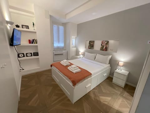 Bed, TV and multimedia, Photo of the whole room, Decorative detail, Bedroom, towels, air conditioner