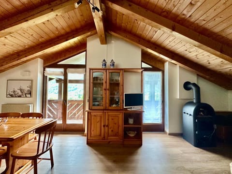 Seating area, fireplace