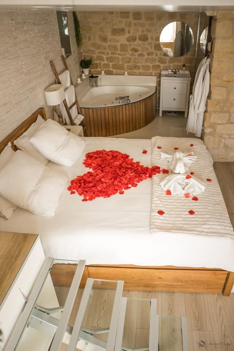 Bed, Bathroom, Photo of the whole room, Bedroom, Bath, towels