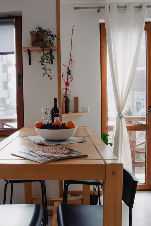 Food and drinks, Dining area, Food