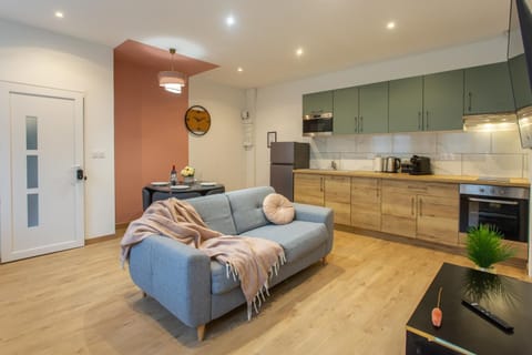 Living room, Seating area, Dining area, oven, stove