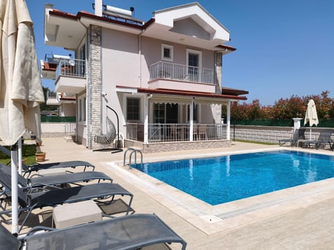 Property building, Patio, Day, Pool view, Swimming pool, sunbed