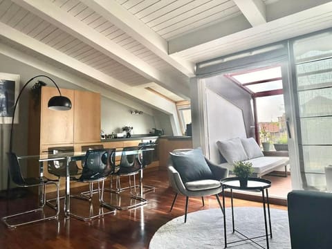Kitchen or kitchenette, Living room, Seating area, Dining area