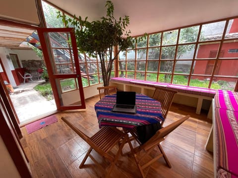 Seating area, Area and facilities