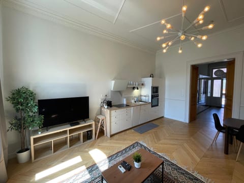 TV and multimedia, Kitchen or kitchenette, Dining area, oven, stove