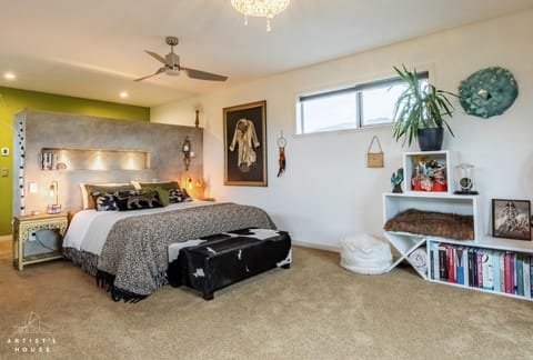 Bed, Library, Photo of the whole room, Decorative detail, Bedroom