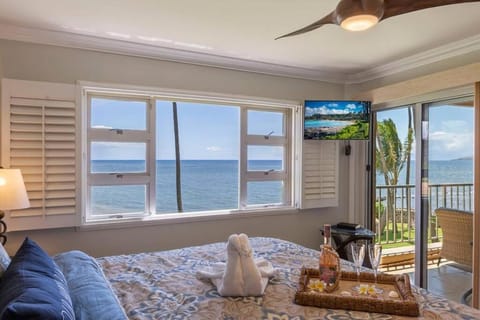 Menehune Shores 218- Updated Prime Oceanfront 3 bedroom at Menehune Shores Apartment in Kihei