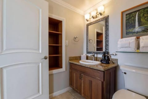 Menehune Shores 218- Updated Prime Oceanfront 3 bedroom at Menehune Shores Apartment in Kihei