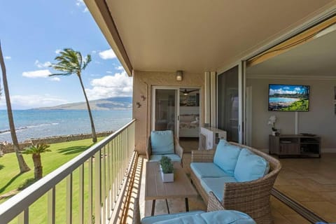 Menehune Shores 218- Updated Prime Oceanfront 3 bedroom at Menehune Shores Apartment in Kihei