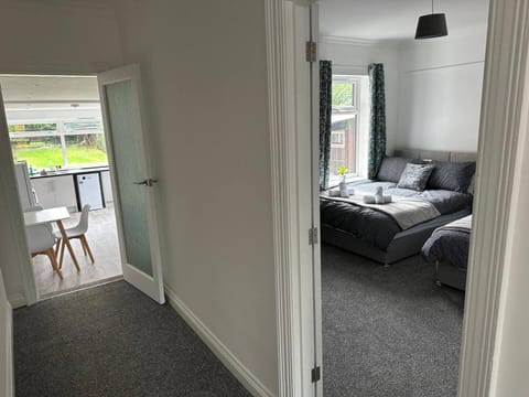 Spacious 5-Bed house Private Parking House in Newark-on-Trent