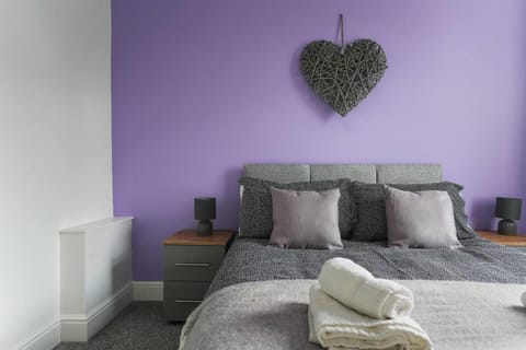 Spacious 5-Bed house Private Parking House in Newark-on-Trent