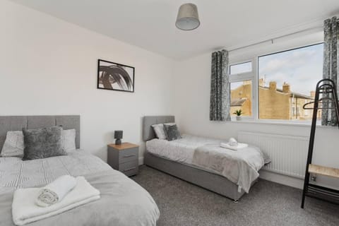 Spacious 5-Bed house Private Parking House in Newark-on-Trent