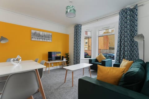 Spacious 5-Bed house Private Parking House in Newark-on-Trent