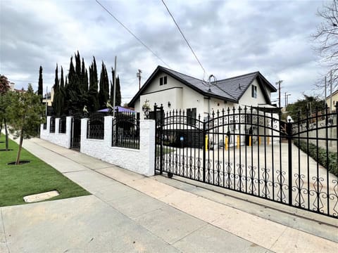 LA Home - FIFA Soccer, NBA Games, Universal Studios Apartment in Eagle Rock