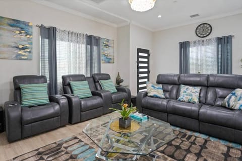 LA Home - FIFA Soccer, NBA Games, Universal Studios Apartment in Eagle Rock