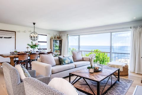 View (from property/room), Living room, Seating area, Dining area, Sea view