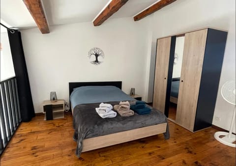 Bed, Photo of the whole room, wardrobe