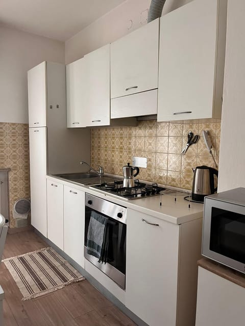 Coffee/tea facilities, Kitchen or kitchenette, oven, stove, toaster