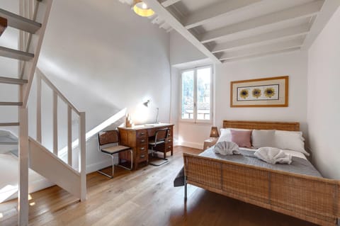 Photo of the whole room, Bedroom