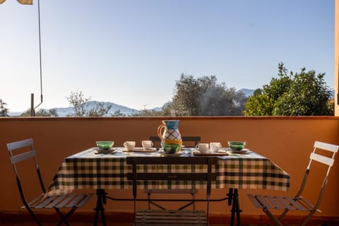 Day, View (from property/room), Balcony/Terrace, Dining area, Food