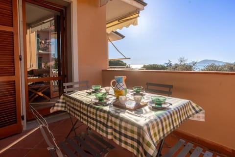 Balcony/Terrace, Food and drinks, Dining area